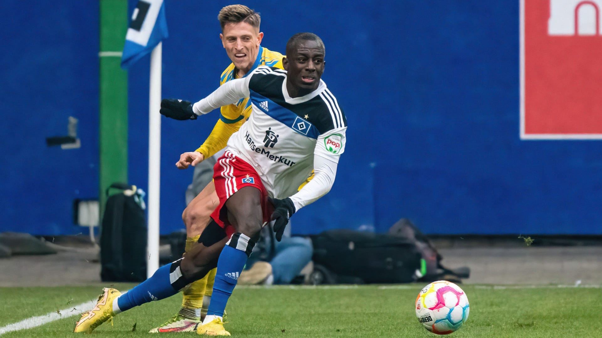 Jean-Luc Dompe: Der HSV-Profi ist von dem Zweitligisten nach einem Unfall bestraft worden.