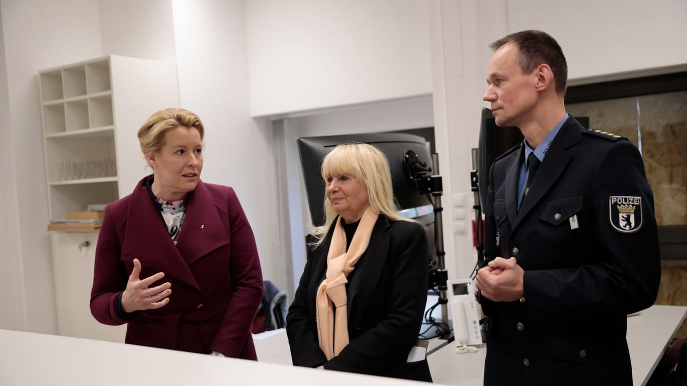 Franziska Giffey (l, SPD) spricht mit Iris Spranger (M, SPD) und Steffen Dopichay (r), Leiter der Polizeidirektion, am Empfangstresen bei einem Besuch der neuen Polizeiwache am Kottbusser Tor.