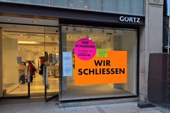 Eine Filiale der Ludwig Görtz GmbH mit Schild "Wir schließen": Das deutsche Schuhhandelsunternehmen meldete die Insolvenz an.