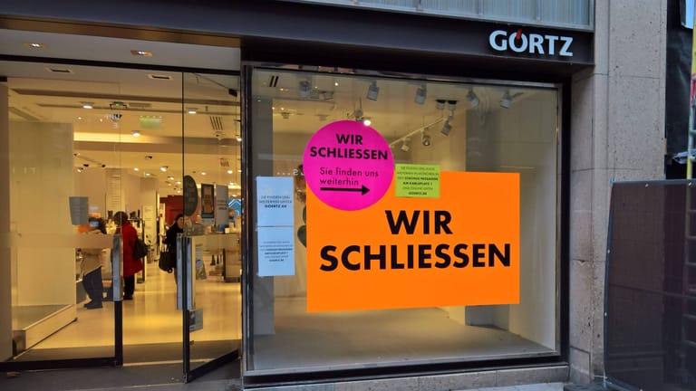 Eine Filiale der Ludwig Görtz GmbH mit Schild "Wir schließen": Das deutsche Schuhhandelsunternehmen meldete die Insolvenz an.