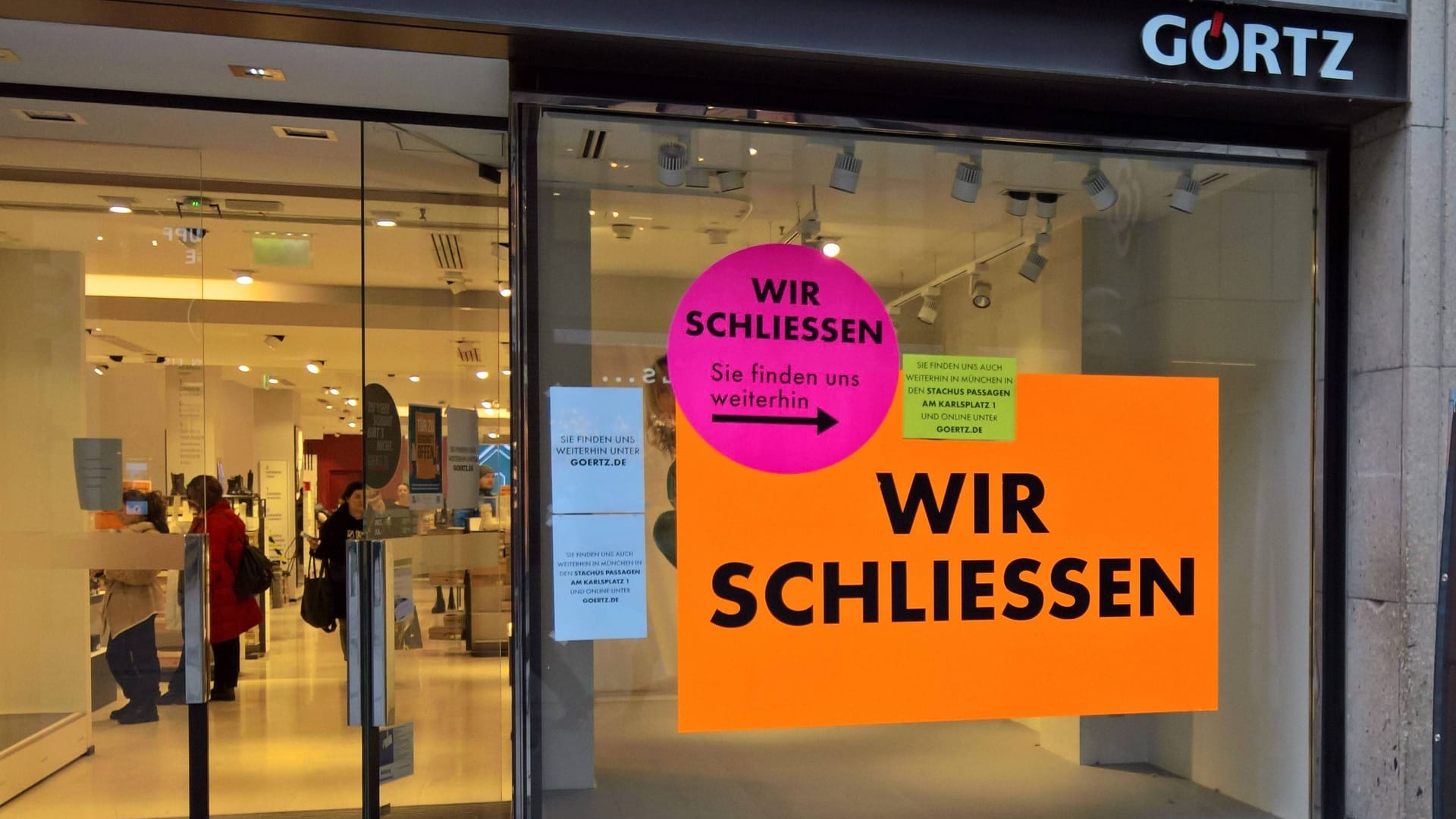 Eine Filiale der Ludwig Görtz GmbH mit Schild "Wir schließen": Das deutsche Schuhhandelsunternehmen meldete die Insolvenz an. Eine Filiale der Ludwig Görtz GmbH mit Schild "Wir schließen": Das deutsche Schuhhandelsunternehmen meldete die Insolvenz an.