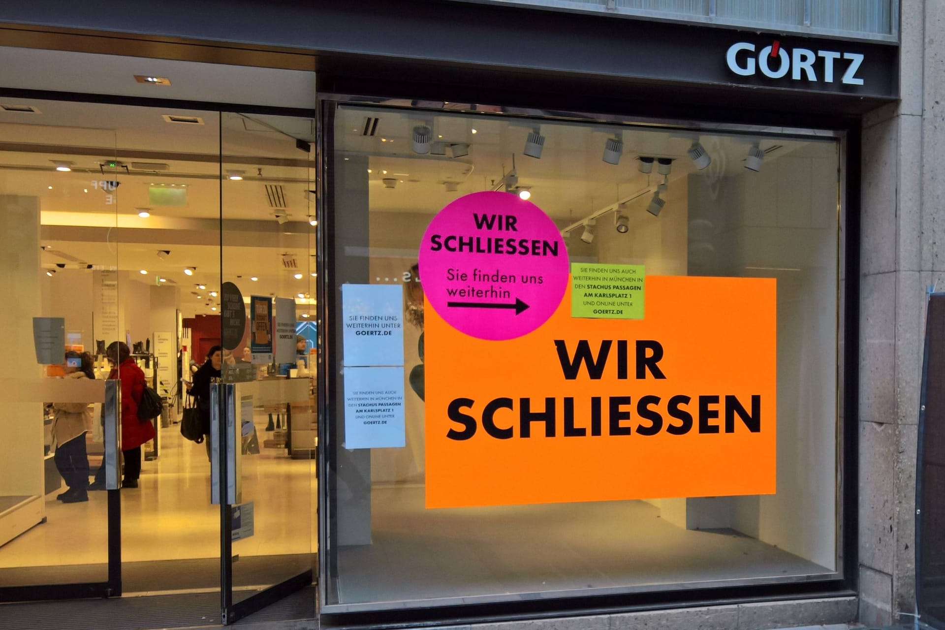 Eine Filiale der Ludwig Görtz GmbH mit Schild "Wir schließen": Das deutsche Schuhhandelsunternehmen meldete die Insolvenz an. Eine Filiale der Ludwig Görtz GmbH mit Schild "Wir schließen": Das deutsche Schuhhandelsunternehmen meldete die Insolvenz an.