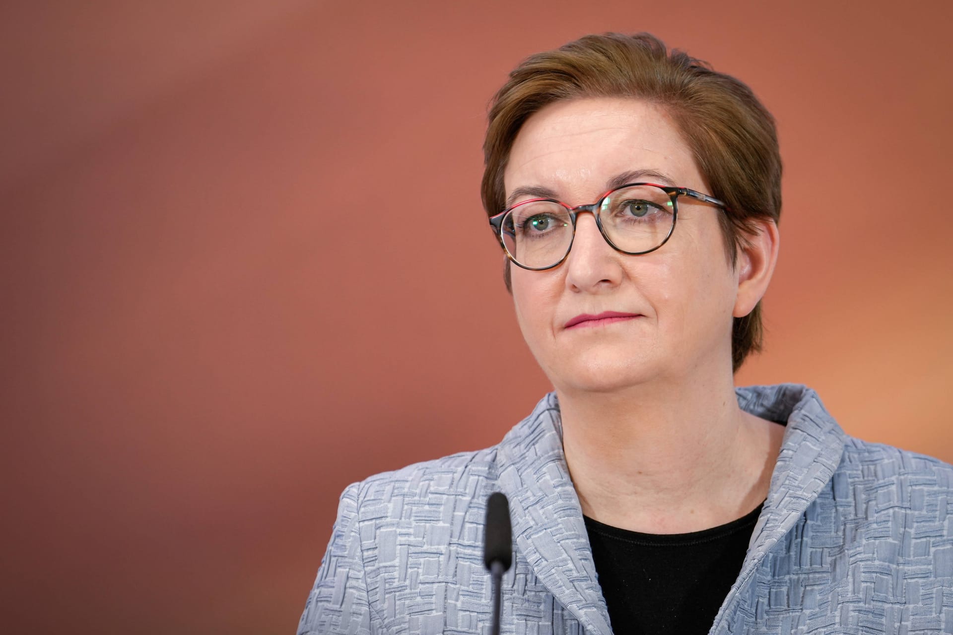 Klara Geywitz: Potsdam ist gefragt. Auch die Bundesbauministerin lebt in der brandenburgischen Landeshauptstadt, ist dort sogar geboren. Der Augsburger Allgemeinen sagte sie im Dezember: "Ich wohne in der Potsdamer Innenstadt, in einem Haus, in dem noch ein Laden mit drin ist." Demnach wohnt sie in der Wohnung ihres Lebensgefährten.