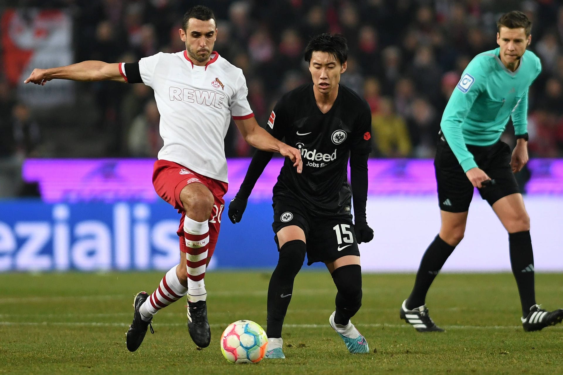 Ellyes Skhiri (1. FC Köln) und Daichi Kamada (Eintracht Frankfurt) im Zweikampf.