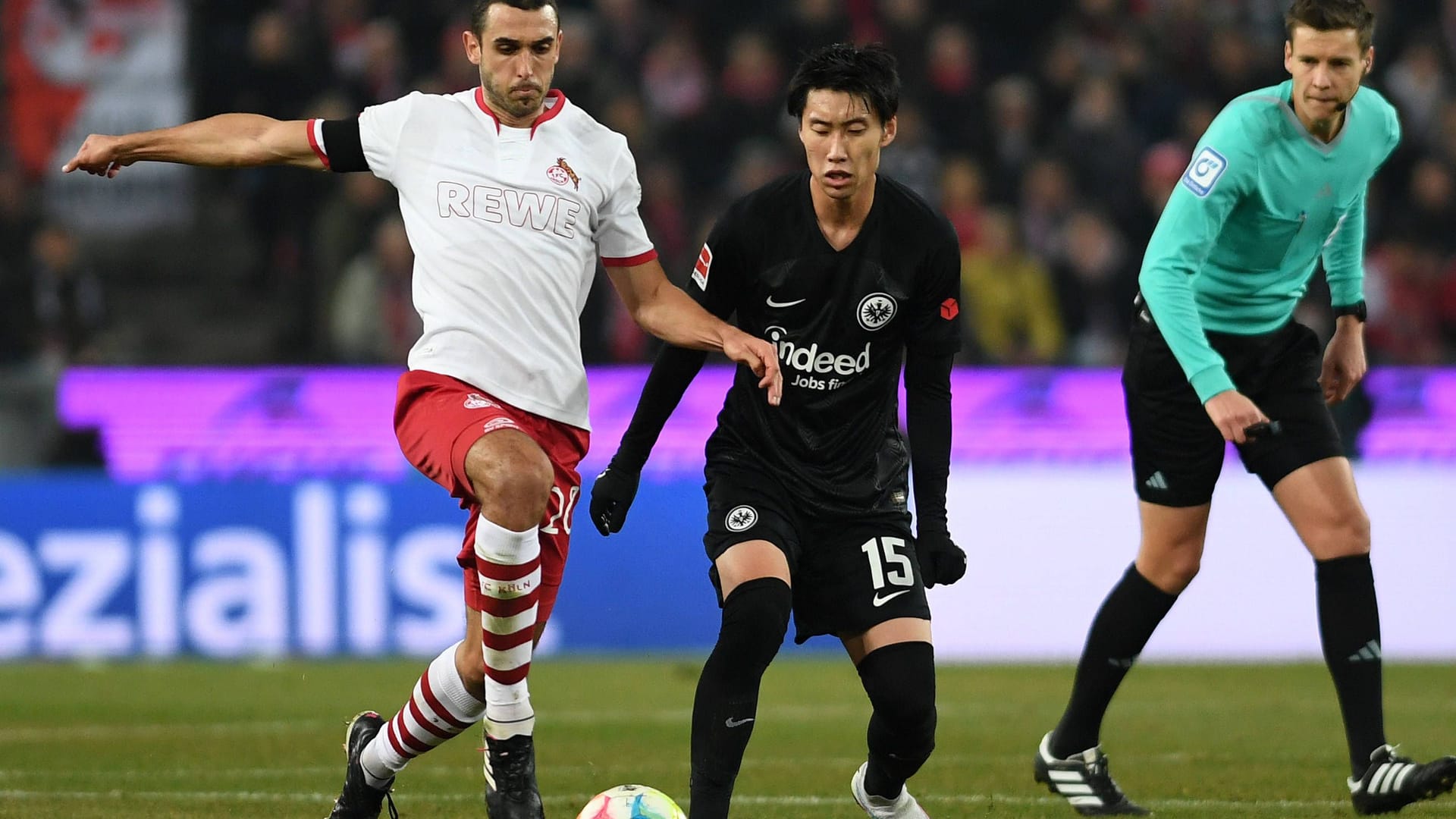 Ellyes Skhiri (1. FC Köln) und Daichi Kamada (Eintracht Frankfurt) im Zweikampf.