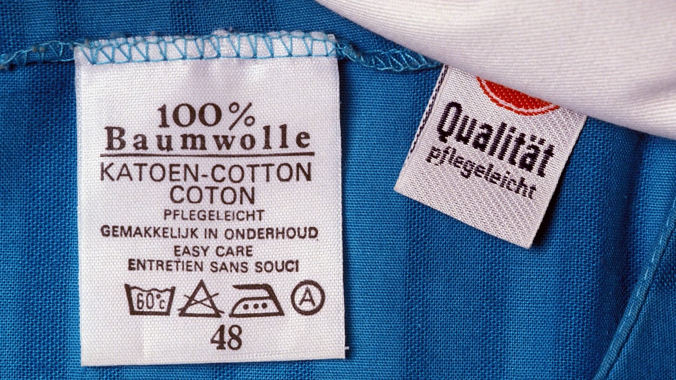 Wäscheetikett: Häufig ist im Etikett angegeben, ob es sich um pflegeleichte Wäsche handelt, oder nicht.