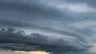 Wolkenhimmel über Bayern (Symbolbild): Am Donnerstag ist vor allem im Süden des Freistaats schlechtes Wetter vorhergesagt