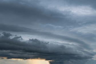 Wolkenhimmel über Bayern (Symbolbild): Am Donnerstag ist vor allem im Süden des Freistaats schlechtes Wetter vorhergesagt