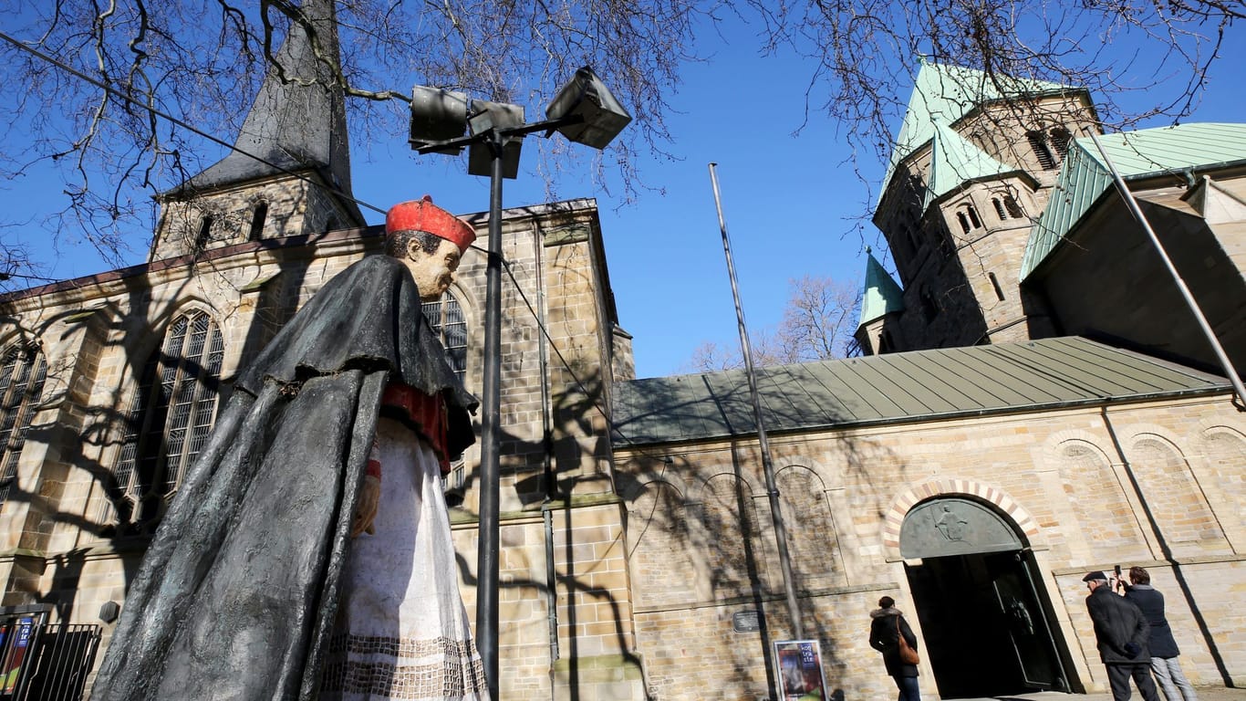 Die Statue von Kardinal Franz Hengsbach steht vor dem Essener Dom: Die Zahl der Missbrauchsopfer im Ruhrbistum ist deutlich höher als bisher angenommen.