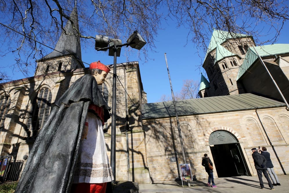 Die Statue von Kardinal Franz Hengsbach steht vor dem Essener Dom: Die Zahl der Missbrauchsopfer im Ruhrbistum ist deutlich höher als bisher angenommen.