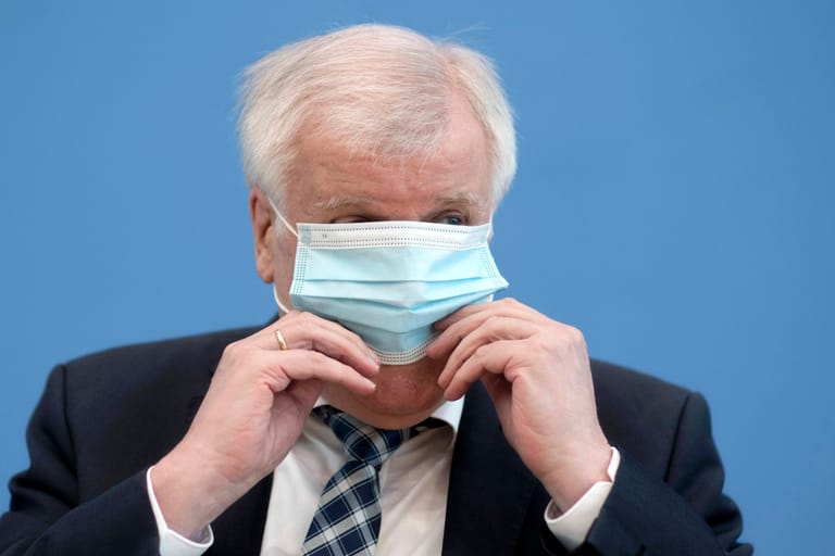 Auch Horst Seehofer (CSU), ehemals Innenminister, hatte so seine Schwierigkeiten mit dem Mundnasenschutz.