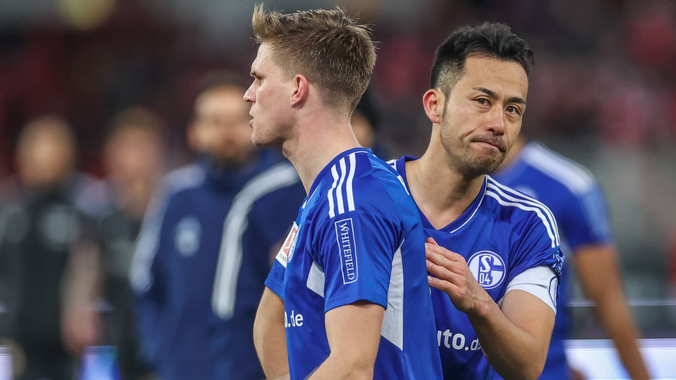 Marius Bülter (l.) und Maya Yoshida: Die Schalker waren mit dem Unentschieden zufrieden, wirklich geholfen hat es ihnen aber nicht.