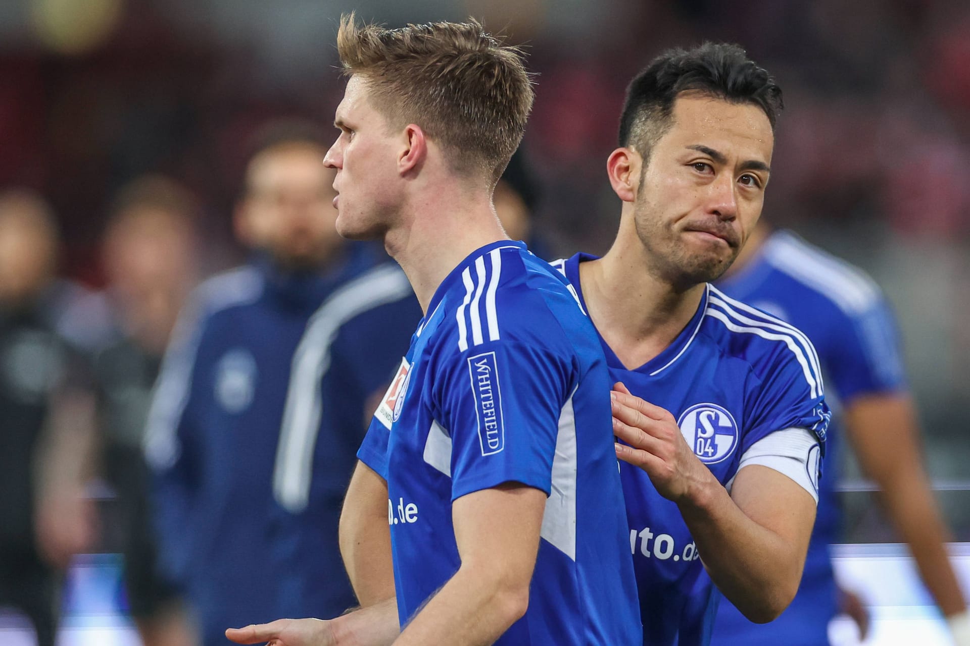 Marius Bülter (l.) und Maya Yoshida: Die Schalker waren mit dem Unentschieden zufrieden, wirklich geholfen hat es ihnen aber nicht.