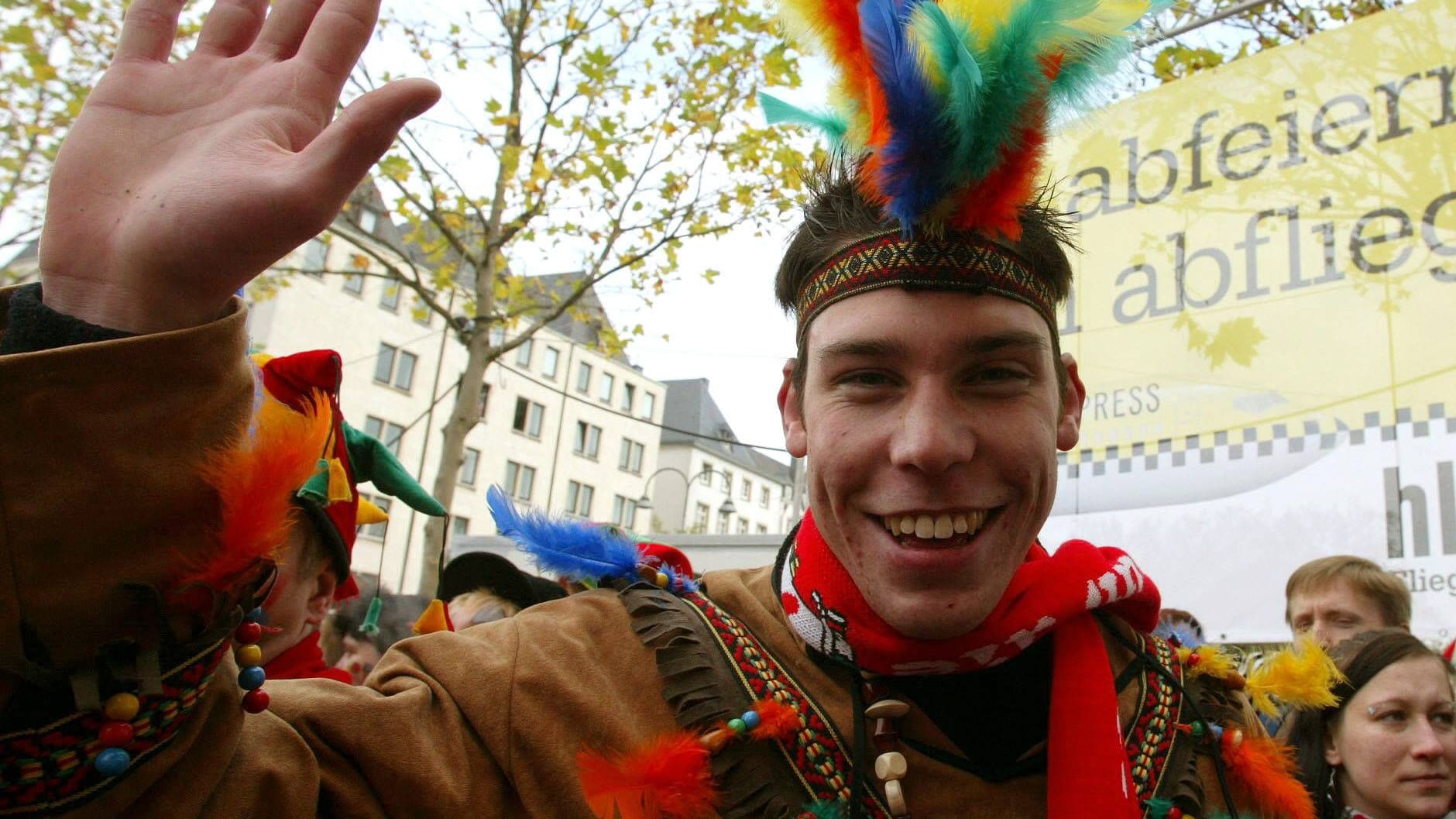 Kölner Heumarkt (Archiv): Ein als Indianer verkleideter Mann.