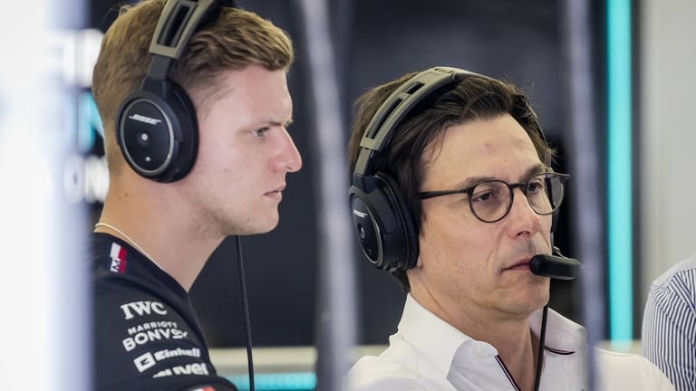 Mick Schumacher (li.) mit Mercedes-Teamchef Toto Wolff: Das deutsche Talent ist 2023 Test- und Ersatzfahrer bei den Silberpfeilen.