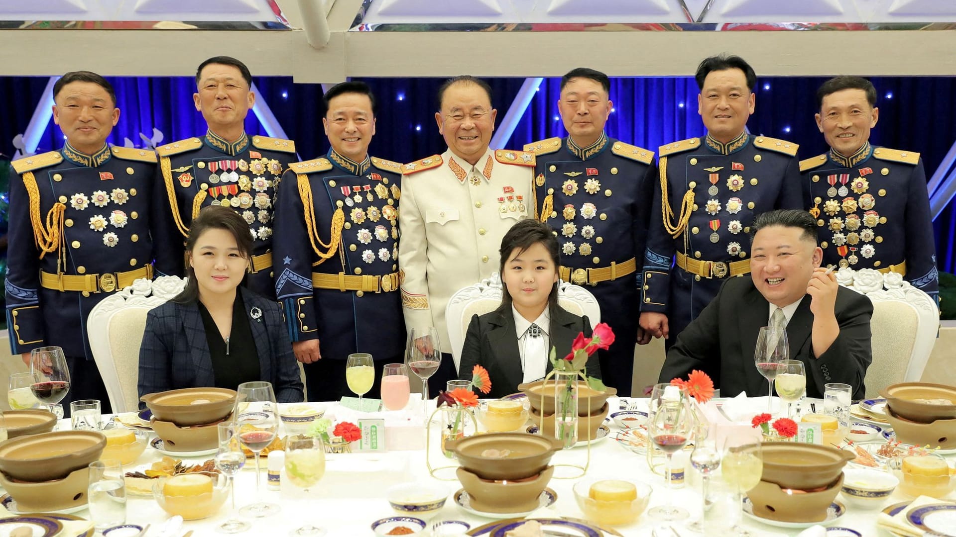 Kim Jong Un, seine Tochter Kim Ju Ae und seine Frau Ri Sol Ju (v.r.) bei einem Abendessen zur Feier der nordkoreanischen Armee.