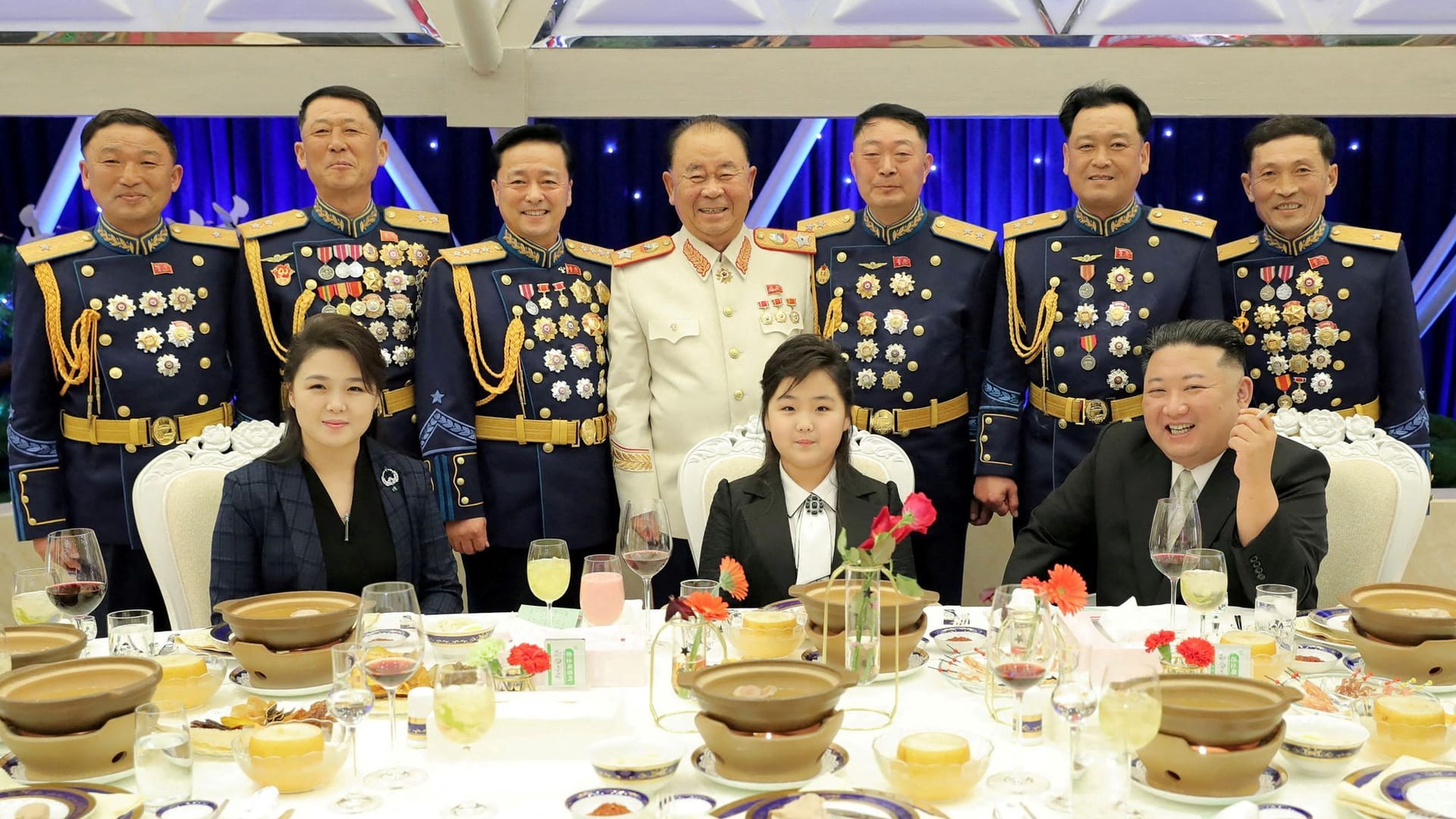 Kim Jong Un, seine Tochter Kim Ju Ae und seine Frau Ri Sol Ju (v.r.) bei einem Abendesssen zur Feier der nordkoranischen Armee.