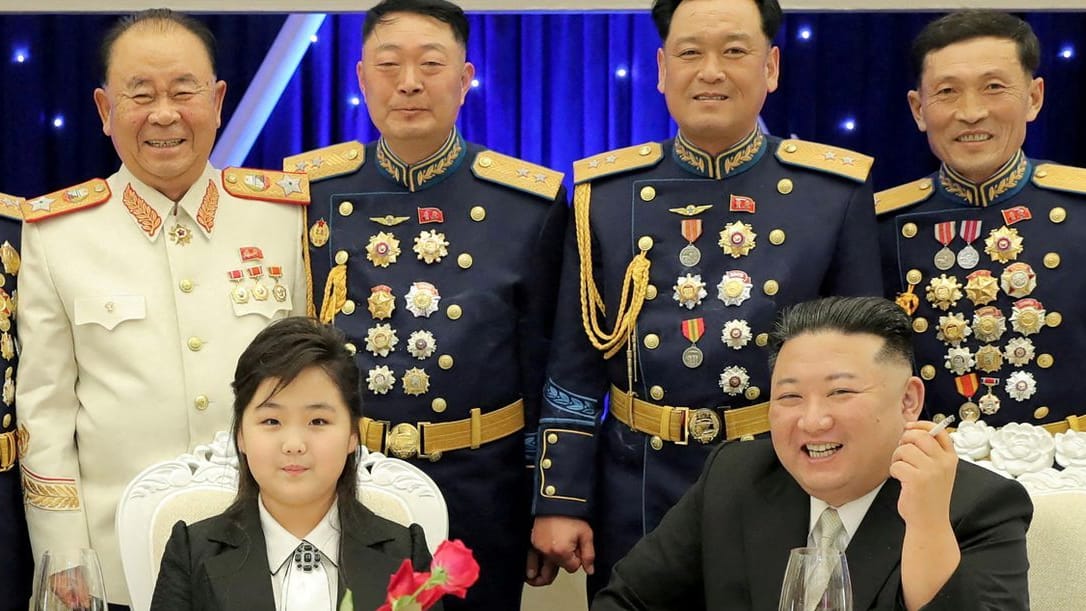 Kim Jong Un, seine Tochter Kim Ju Ae und seine Frau Ri Sol Ju (v.r.) bei einem Abendessen zur Feier der nordkoreanischen Armee. Kim Jong Un, seine Tochter Kim Ju Ae und seine Frau Ri Sol Ju (v.r.) bei einem Abendessen zur Feier der nordkoreanischen Armee.