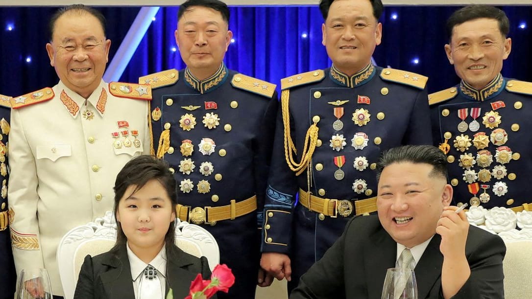 Kim Jong Un, seine Tochter Kim Ju Ae und seine Frau Ri Sol Ju (v.r.) bei einem Abendesssen zur Feier der nordkoranischen Armee.