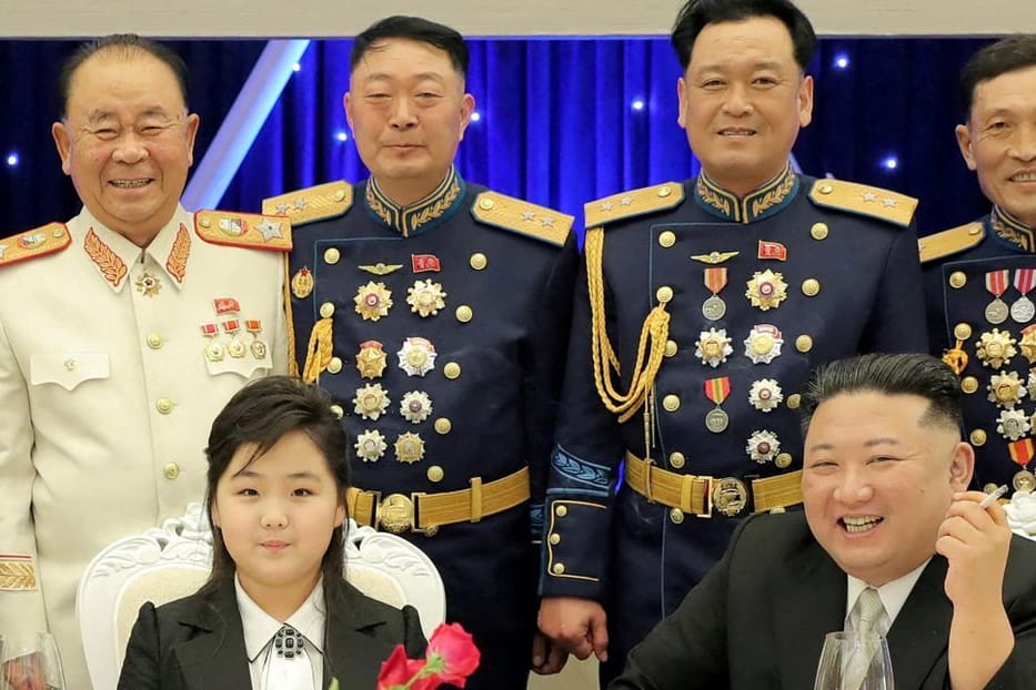Kim Jong Un, seine Tochter Kim Ju Ae und seine Frau Ri Sol Ju (v.r.) bei einem Abendessen zur Feier der nordkoreanischen Armee.