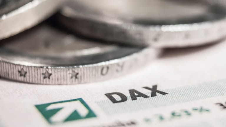 Dax-Schriftzug vor Euromünzen (Symbolbild): Hohe Renditen locken die Anleger.