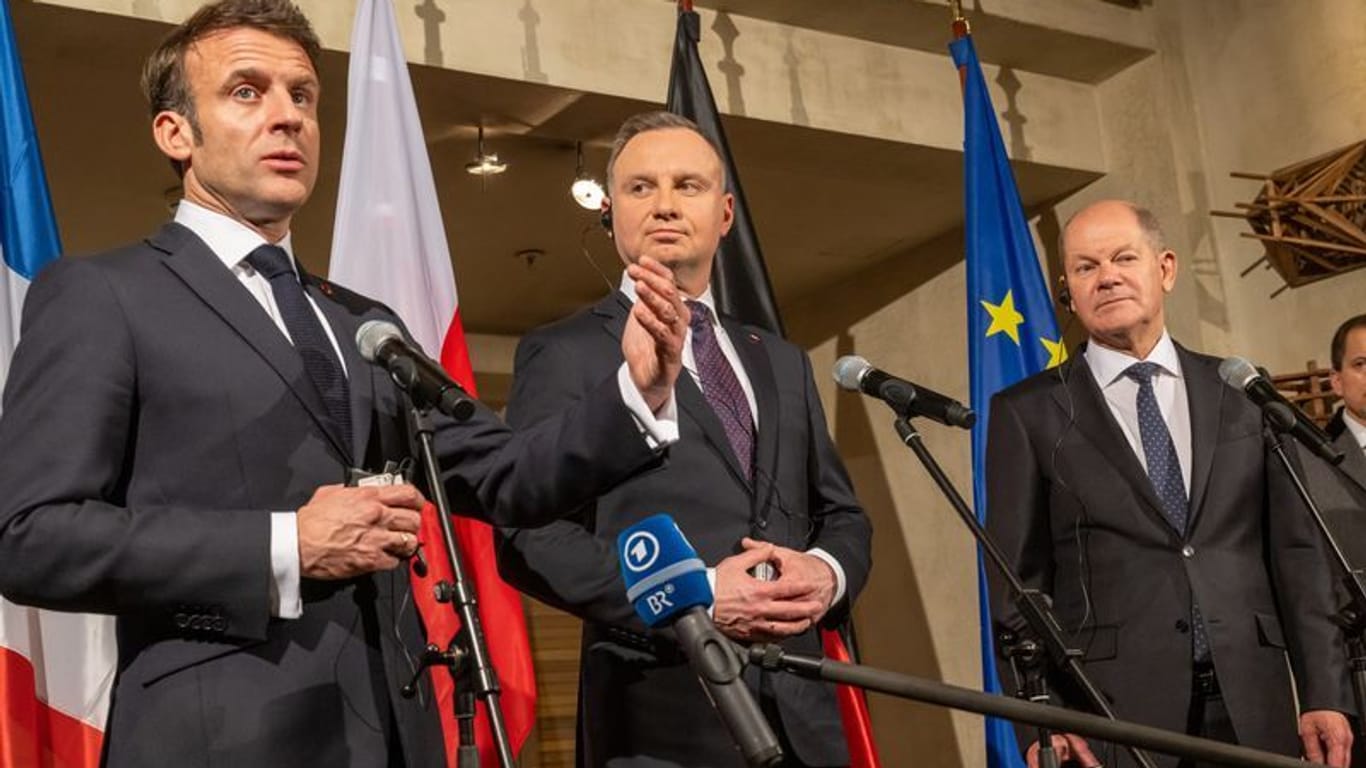 Emmanuel Macron (l-r), der polnische Präsident Andrzej Duda und Olaf Scholz geben am Rand der Sicherheitskonferenz ein gemeinsames Pressestatement ab.
