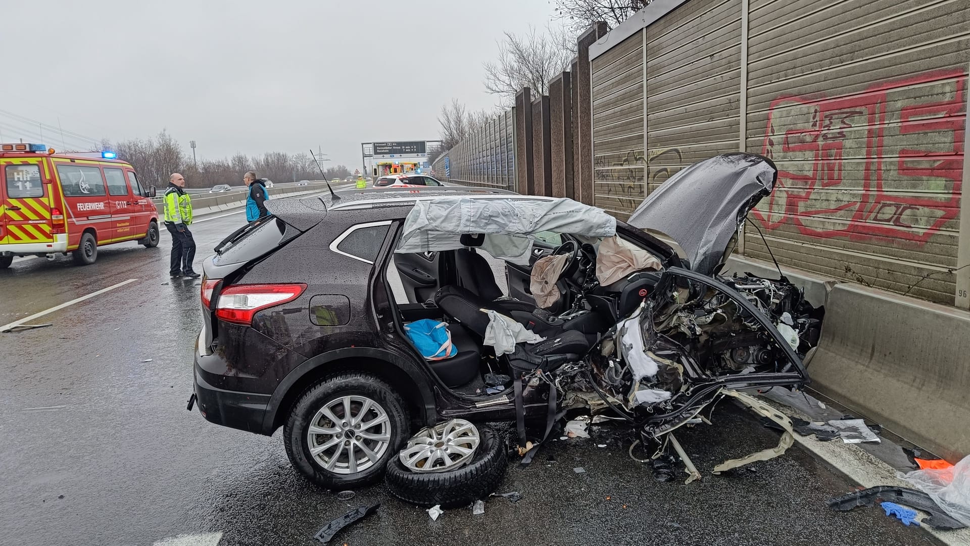 Verkehrsunfall auf A5: Die Einsatzkräfte alarmierten einen Rettungshubschrauber.