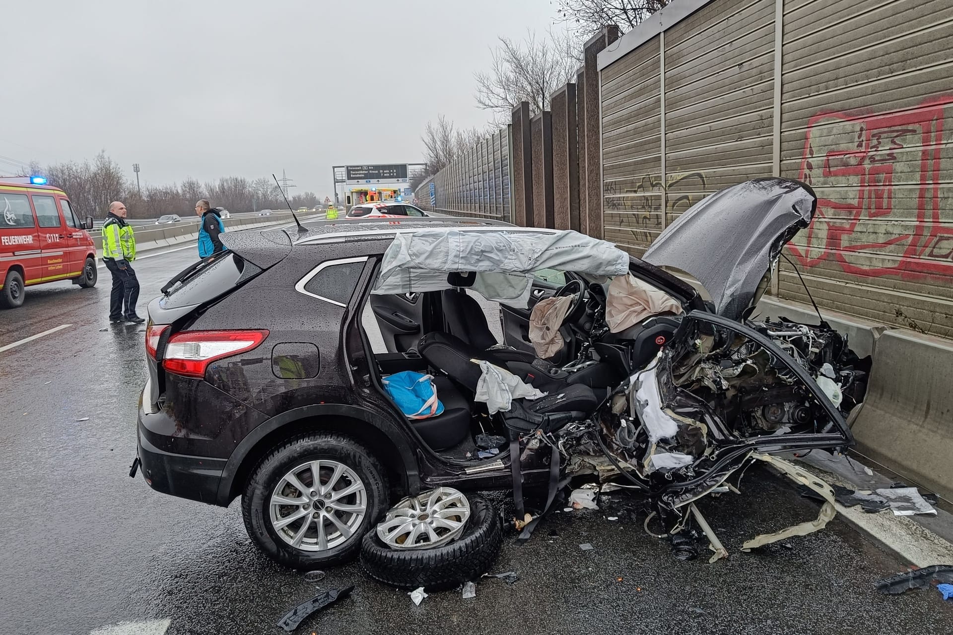 Verkehrsunfall auf A5: Die Einsatzkräfte alarmierten einen Rettungshubschrauber.