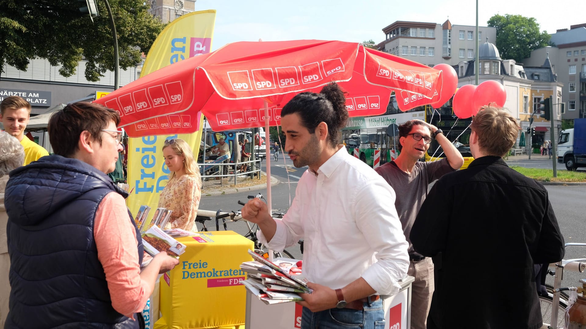 Orkan Özdemir beim Wahlkampf: Seine Plakate sind rassistisch beschmiert worden.