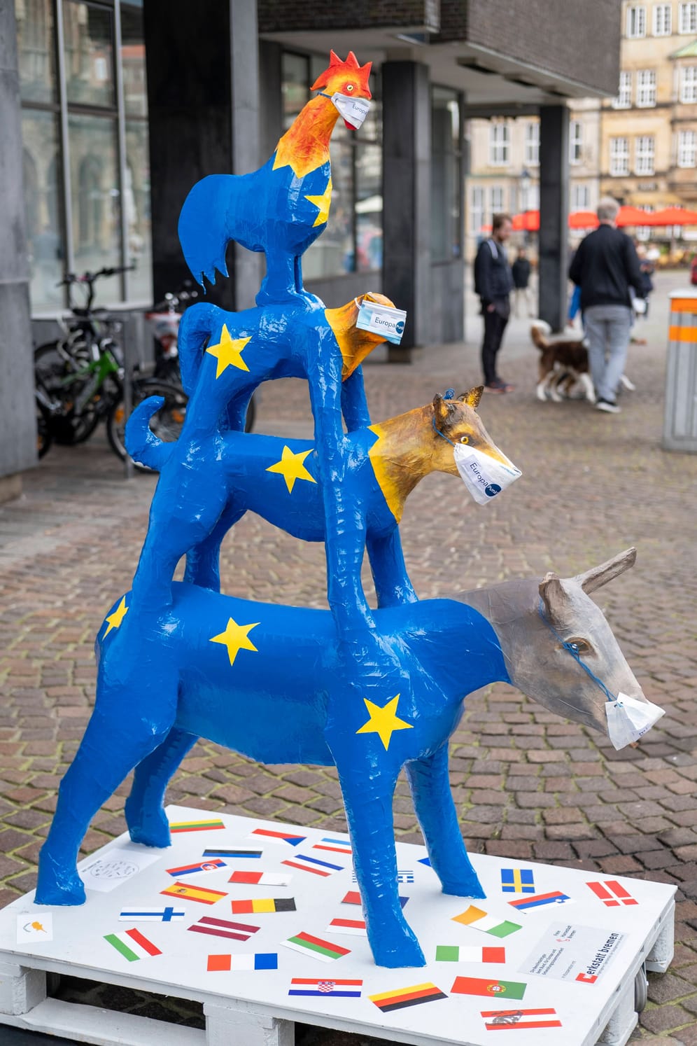 Wahrzeichen machten auch mit beim Maskentragen, hier die Bremer Stadtmusikanten als Europa-Installation auf dem Bremer Marktplatz...