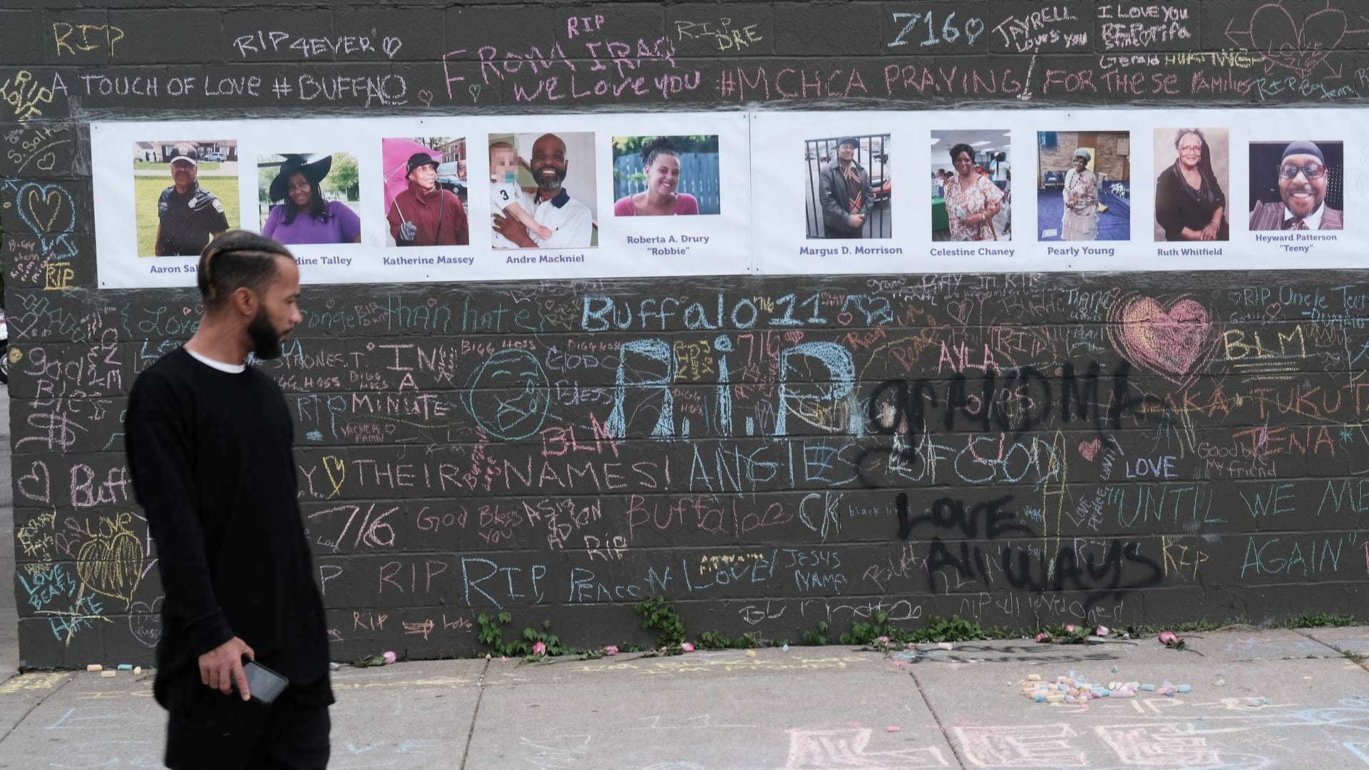 Die Opfer des rassistischen Terrorangriffs in Buffalo: Der Todesschütze muss lebenslänglich ins Gefängnis. Die Opfer des rassistischen Terrorangriffs in Buffalo: Der Todesschütze muss lebenslänglich ins Gefängnis.