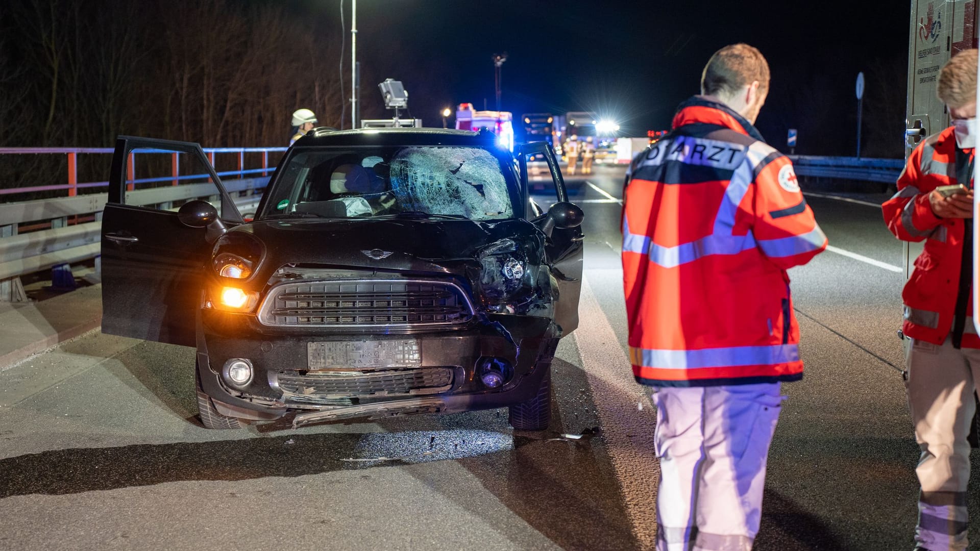 Unfall zwischen Saulheim und Nieder-Olm: Die A63 musste über mehrere Stunden voll gesperrt werden. Unfall zwischen Saulheim und Nieder-Olm: Die A63 musste über mehrere Stunden voll gesperrt werden.