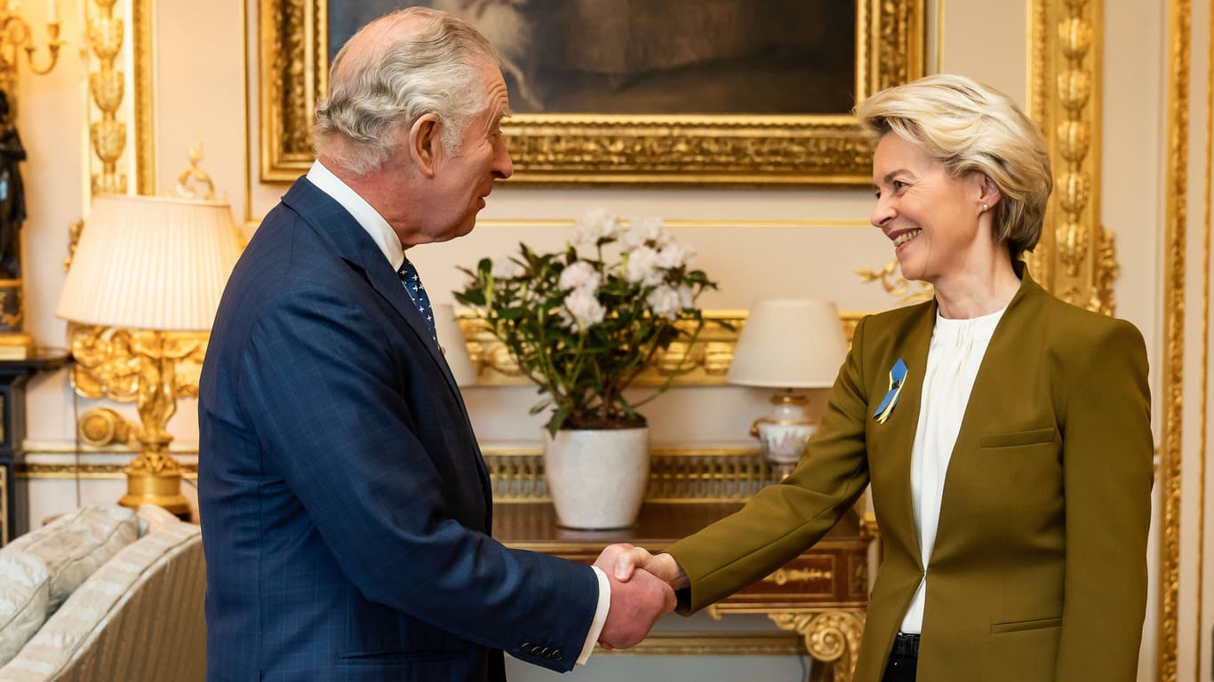 Ein politisches Treffen? Charles III. begrüßt Ursula von der Leyen in Windsor Castle.