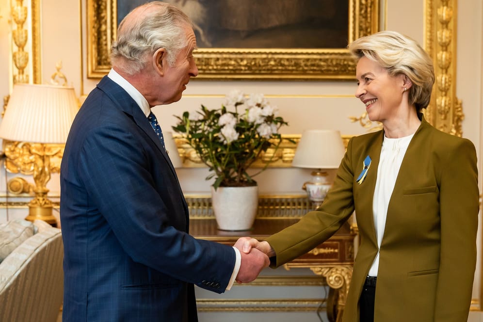 Ein politisches Treffen? Charles III. begrüßt Ursula von der Leyen in Windsor Castle.