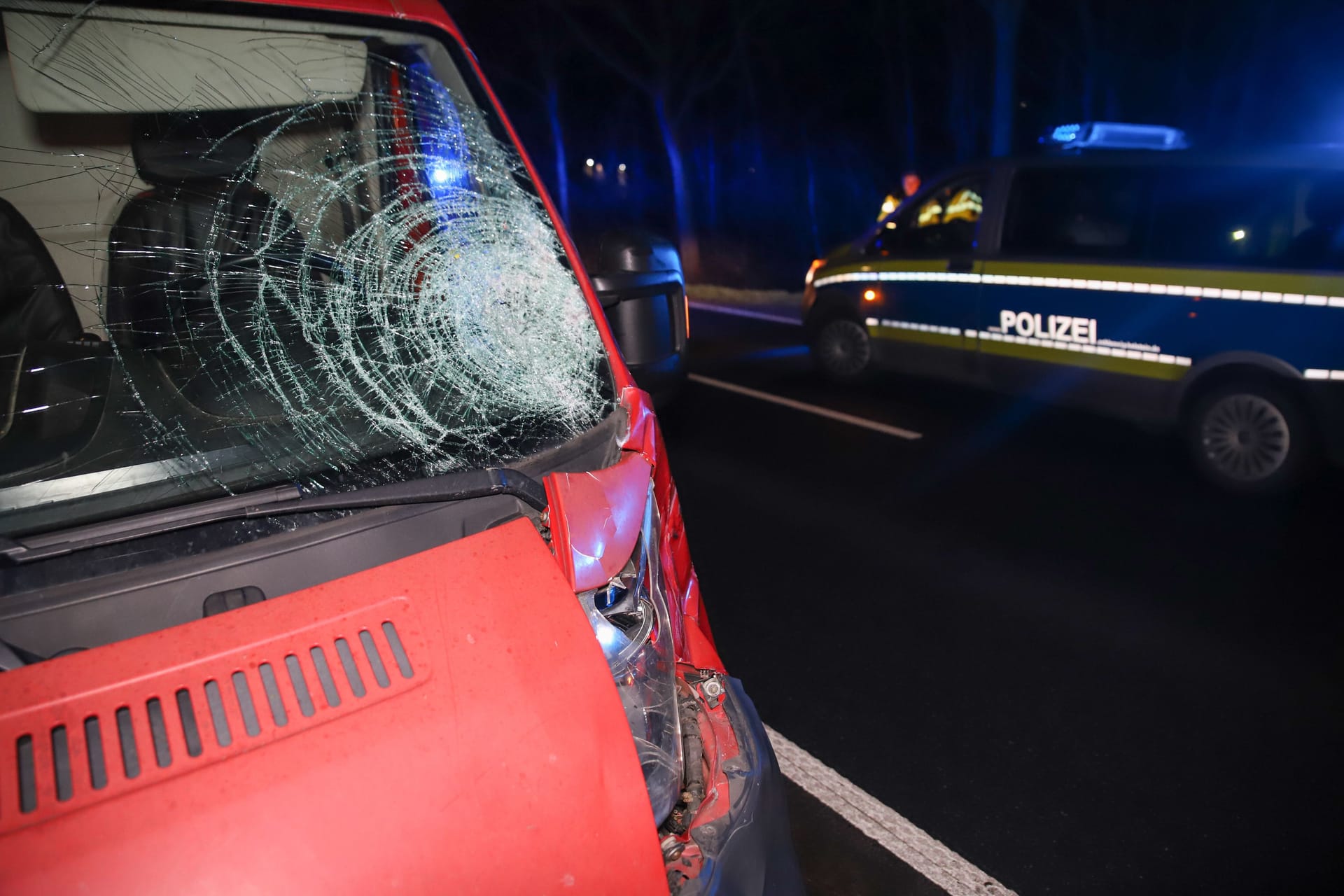 Der Transporter ist an der Windschutzscheibe und der rechten Frontseite beschädigt: Der Fahrer hatte die beiden Männer offenbar übersehen.