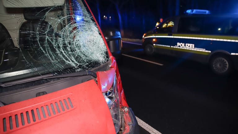 Der Transporter ist an der Windschutzscheibe und der rechten Frontseite beschädigt: Der Fahrer hatte die beiden Männer offenbar übersehen.
