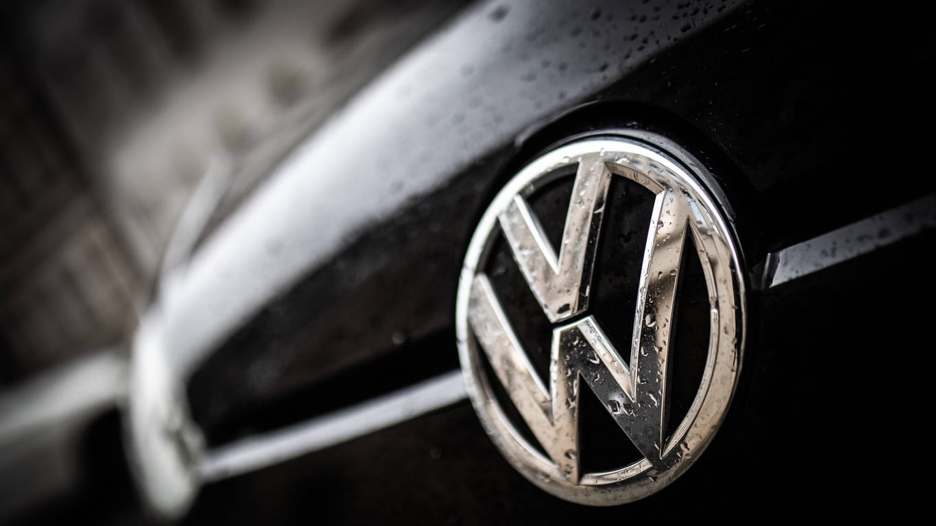 Das Emblem von VW: 2016 flog im Rahmen des "Dieselgate"-Skandals die klimaschädliche Betrugsmasche des Autokonzerns auf.
