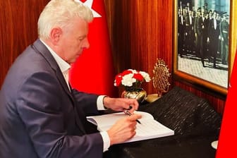 Oberbürgermeister Dieter Reiter trägt sich ins Kondolenzbuch des türkischen Generalkonsulats ein.