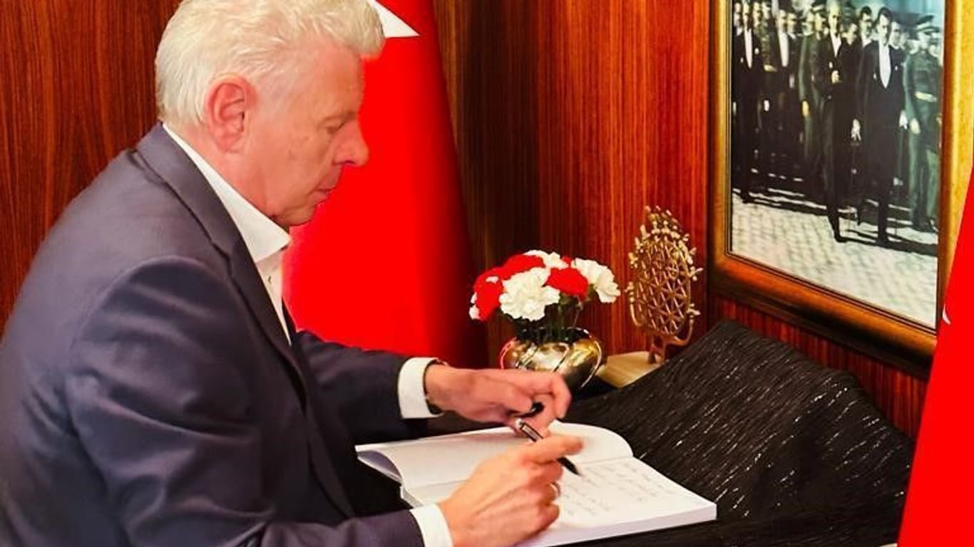 Oberbürgermeister Dieter Reiter trägt sich ins Kondolenzbuch des türkischen Generalkonsulats ein.