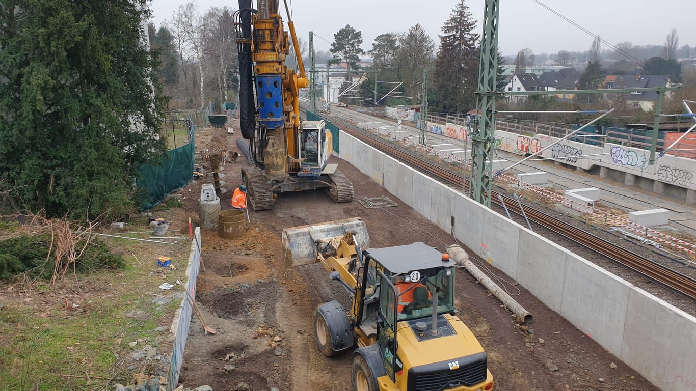 Die Baustelle in Frankfurt-Eschersheim: Hier traf der Bohrer auf das Glasfaserkabel und löste eine Kettenreaktion aus.