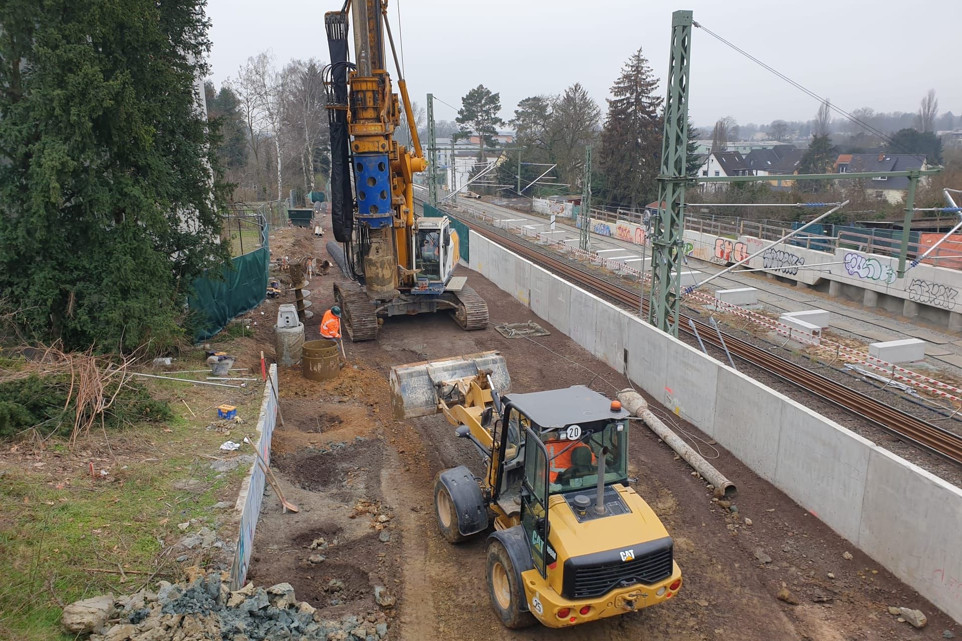 Die Baustelle in Frankfurt-Eschersheim: Hier traf der Bohrer auf das Glasfaserkabel und löste eine Kettenreaktion aus.