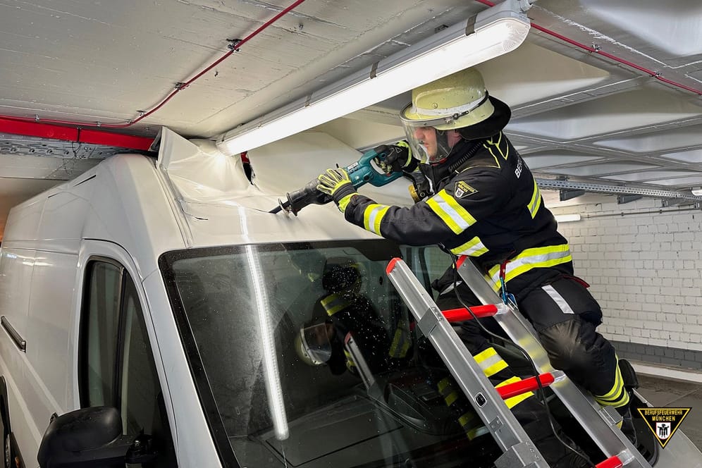 Ein Feuerwehrmann muss das Dach aufschneiden, um den Wagen wieder zu "befreien".