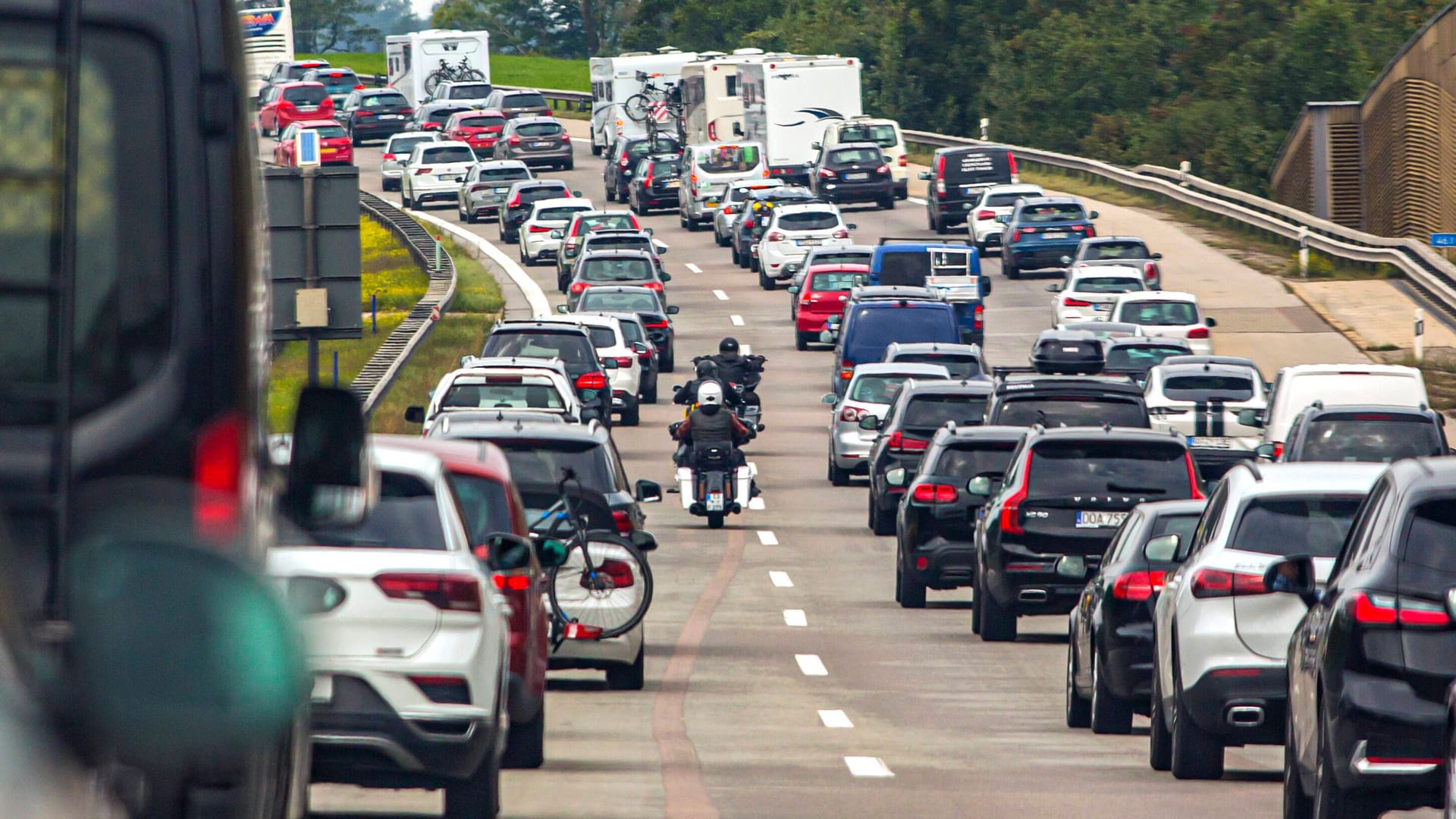 Stau auf der Autobahn 8 zwischen Salzburg und München (Archivbild): Autofahrer kennen die Strecke so – doch am 23. Juli 2022 war es extrem.