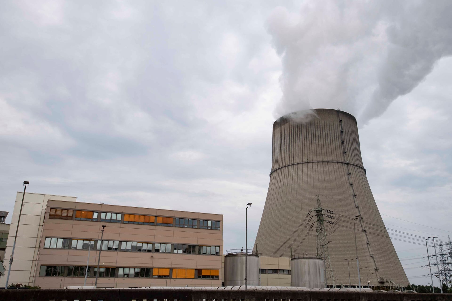 Blick auf das Atomkraftwerk Emsland (Archivbild): Die Anlage gehe nun mit um rund 25 Prozent verminderter Leistung in den Streckbetrieb.