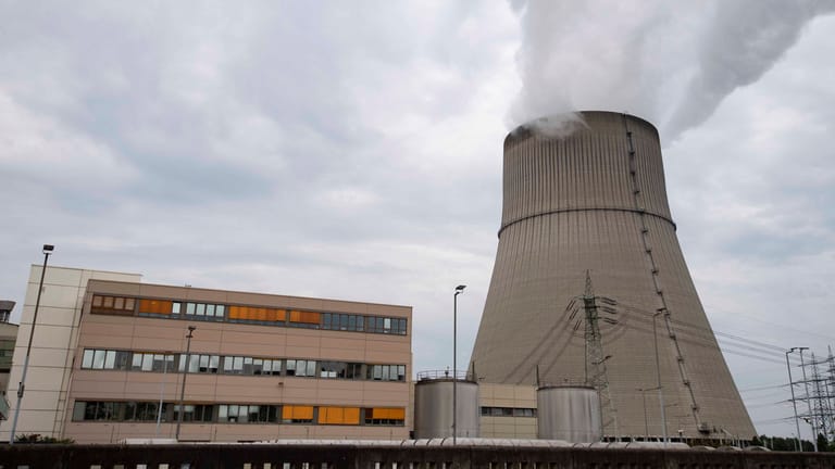 Blick auf das Atomkraftwerk Emsland (Archivbild): Die Anlage gehe nun mit um rund 25 Prozent verminderter Leistung in den Streckbetrieb.