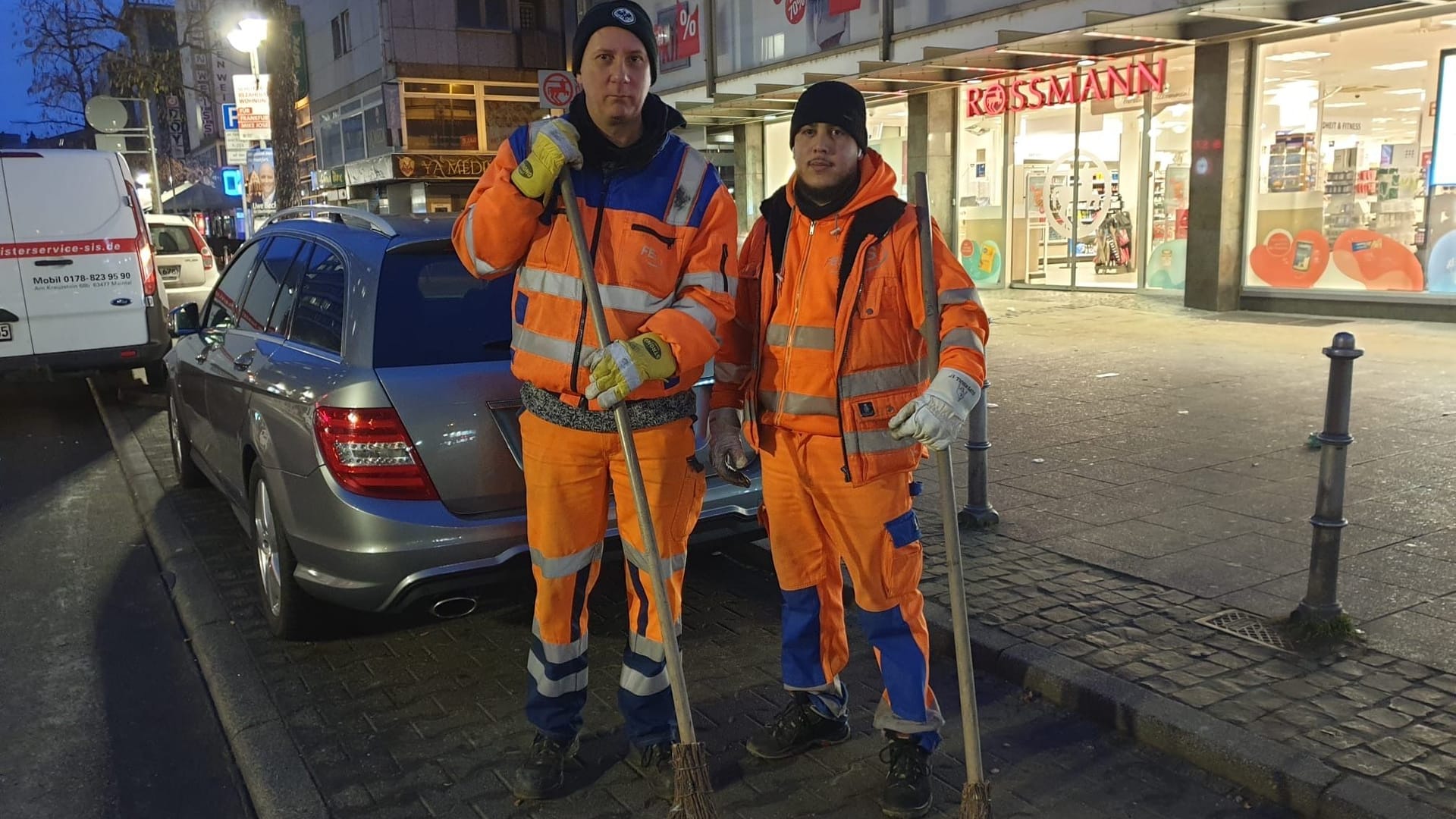 Sascha Wiechmann (links) und Hüseyn Payir (rechts) auf der Frankfurter Zeil: Auch sie werden heute noch ihre Arbeit niederlegen.