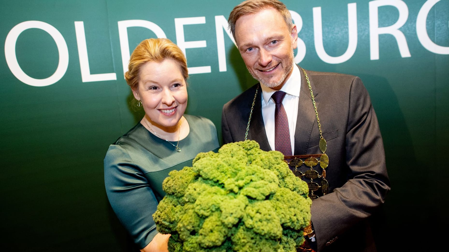 Christian Lindner: Er übernimmt Franziska Giffeys Zepter und wird Grünkohlkönig.