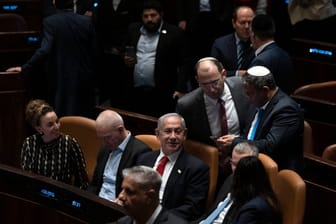 Benjamin Netanjahu sitzt im Parlament: Die umstrittene Jusitzreform seiner Regierung hat eine Hürde genommen.