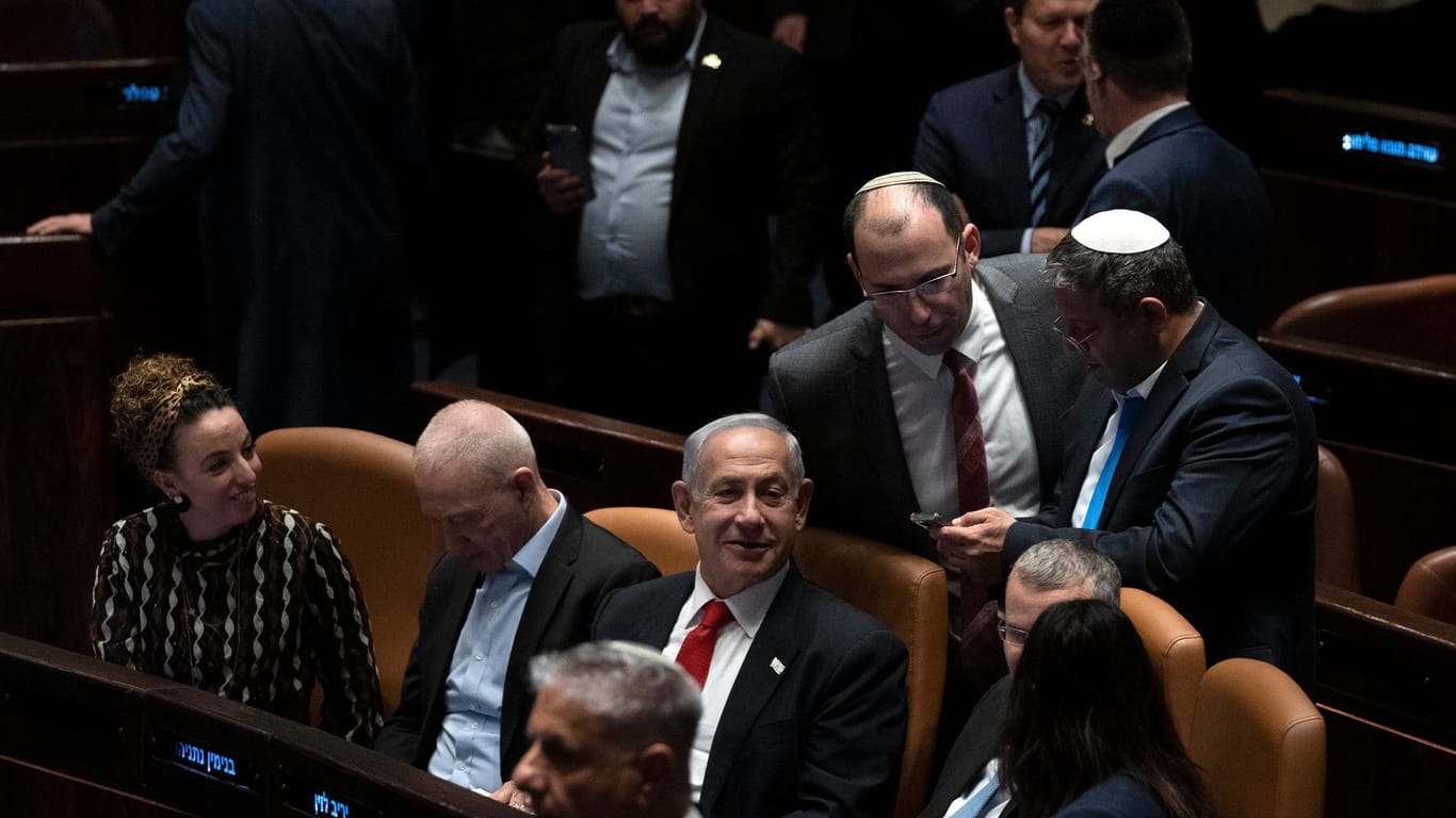 Benjamin Netanjahu sitzt im Parlament: Die umstrittene Jusitzreform seiner Regierung hat eine Hürde genommen.