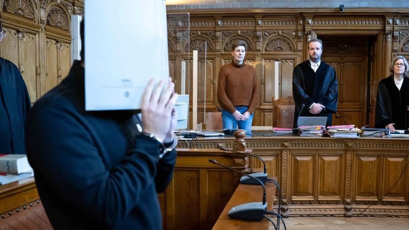 Der Angeklagte steht im Gerichtssaal: Er soll in eine Psychiatrie.